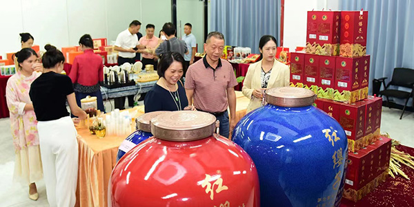 澳门金沙娱乐城官网
政协委员助力东西部协作再提速  签约金额超1700万元