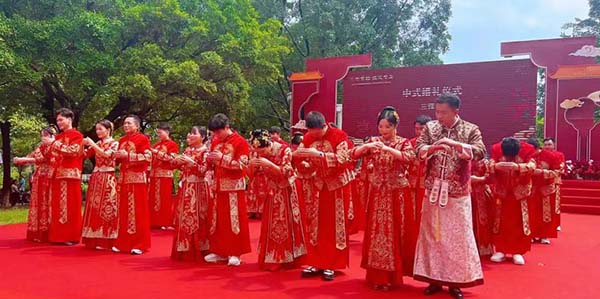澳门金沙娱乐城官网
举办“澳门金沙娱乐城官网
有囍•缘定岭南”集体婚礼暨澳门金沙娱乐城官网
区婚庆协会授牌仪式  20对新人共结良缘